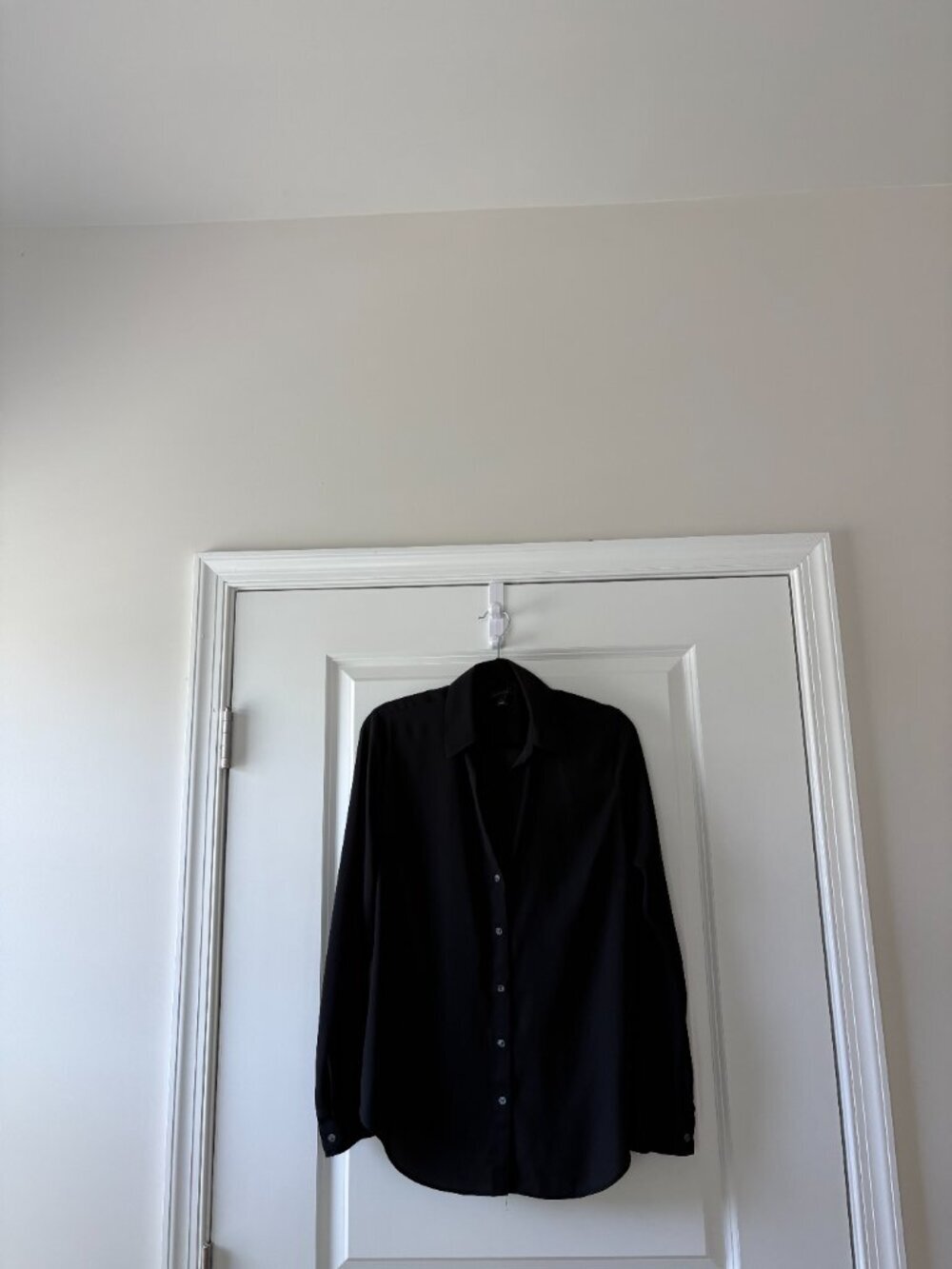 Ann Taylor Black Long Sleeve Satin Essential Shirt (Style #483334) Size Medium